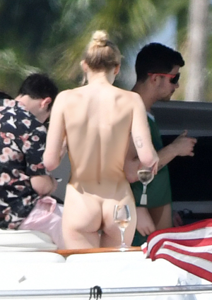 Sophie-Turner-HQCelebrities.com-5507 fake.png