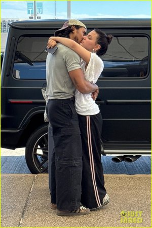 michael-cimino-dafne-keen-spotted-kissing-11.jpg