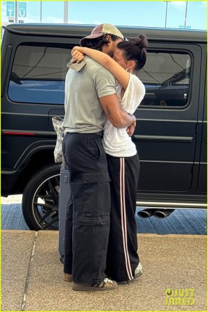 michael-cimino-dafne-keen-spotted-kissing-03.jpg