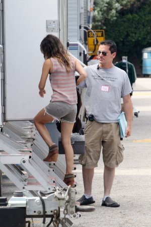 901453910_Rachel_Bilson_leggy_arrives_at_a_movie_set_in_Woodland_Hills_09_122_404lo.jpg