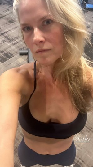 Ali Larter - gym selfie ME11ZDDX_o.jpg