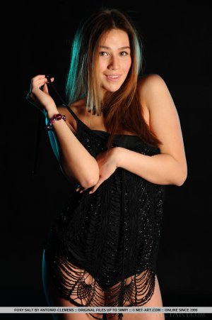 curvy-babe-in-high-heels-foxy-salt-teases-eroticaly-03 thefappeningblog.com.jpg