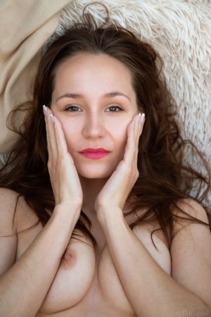 dazzling-babe-shows-off-her-gorgeous-body-as-she-poses-naked-outdoor-07 thefappeningblog.com.jpg