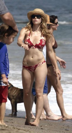 JessicaBiel_beachX05.jpg