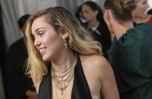 Miley Cyrus Braless - TheFappeningBlog.com 11.jpg