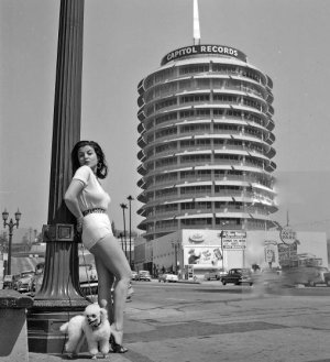 Joan Bradshaw A Friend in Hollywood -niumkyrhpR1qzx4bjo1.jpg