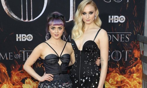 maisie-williams-and-sophie-turner-1627632286-1000x600.jpg