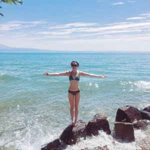 Maisie-Williams-bikini_in_Italy_06-22-2016.jpg