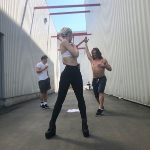 Dove Cameron - wearing a sports bra on the set of Descendants 3 3tQifFZ9_o.jpg