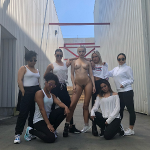 Dove Cameron - wearing a sports bra on the set of Descendants 3 9zrJNwzd_o fake.png