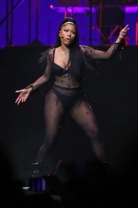 Nicki-Minaj-Cleavage-9.jpg