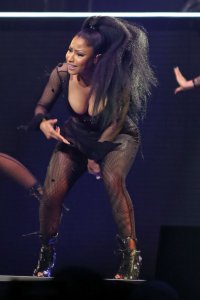 Nicki-Minaj-Cleavage-16.jpg