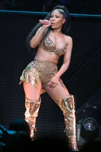 Nicki-Minaj-Cleavage-35.jpg