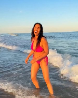 Padma Lakshmi - pink bikini at the beach ME15K0R1_o.jpg