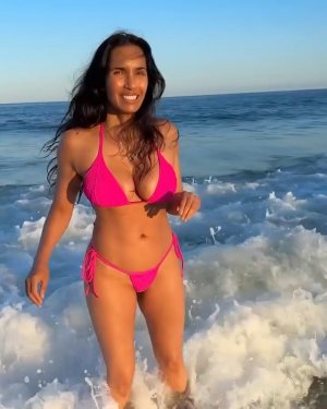 Padma Lakshmi - pink bikini at the beach ME15K0R4_o.jpg