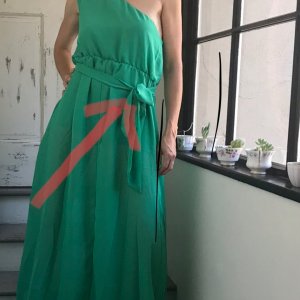 Claudia Black invisible bra in bad fitted dress 18.8.2018 4JQ0duPc_o.jpg