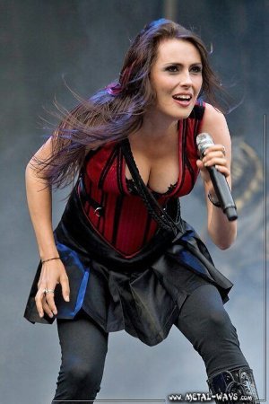 sharon-den-adel-80a090c0-144d-411c-8975-7b0f6b1ab6c-resize-750.jpeg
