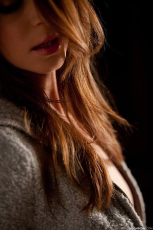 amber-sym-slides-off-her-soft-grey-jacket-04 thefappeningblog.com.jpg