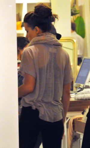 Kate-Beckinsale-Shopping-Candids-9.jpg