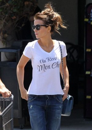 kate-beckinsale-street-style-at-gelson-s-market-in-pacific-palisades_2.jpg
