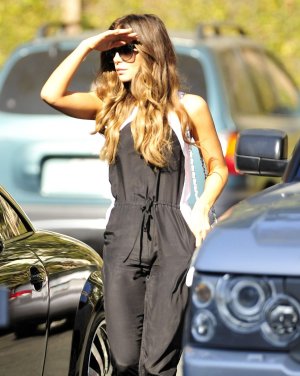 kate-beckinsale-street-style-coffee-break-in-west-hollywood-january-11-2014_6.jpg