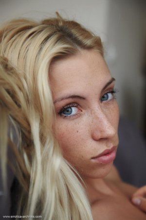 adele-etalement-13 thefappeningblog.com.jpg