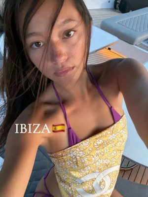 lily-chee-bikini-v0-1uryfamrauqf1.jpeg