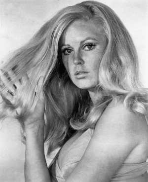 Veronica Carlson -pgzo0t82WY1rj28rmo1.jpg