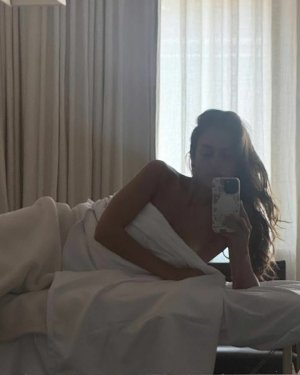 Jessica Alba - selfie under a sheet after massage ME161L5V_o.jpg