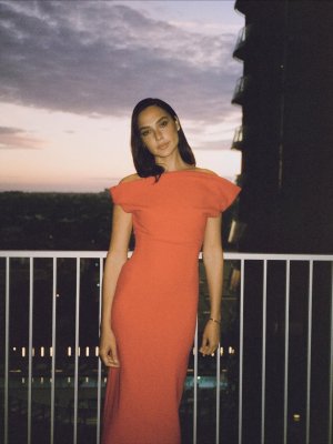 Gal_Gadot_in_a_orange_dress_09-19-20250003.jpg