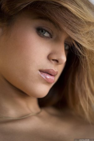 uma-jolie-1286-06 thefappeningblog.com.jpg