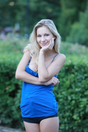 breathtaking-blonde-candice-b-shows-the-beauty-of-her-body-in-public-04 thefappeningblog.com.jpg