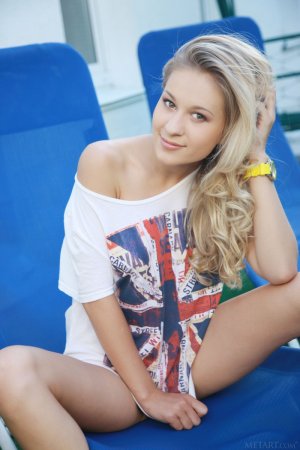 breathtaking-blonde-candice-b-shows-the-beauty-of-her-body-in-public-05 thefappeningblog.com.jpg