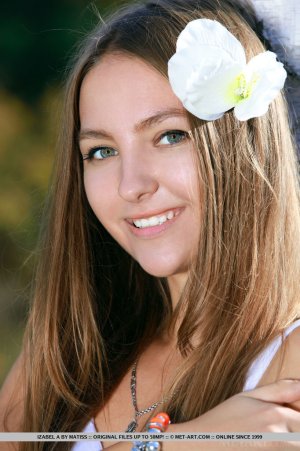 get-ready-for-a-hot-picnic-with-marvelous-izabel-a-01 thefappeningblog.com.jpg