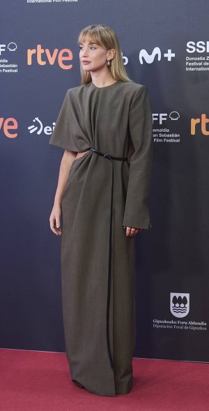 Jennifer_Lawrence_receiving_the_Donostia_lifetime_achievement_award_in_San_Sebastian_Festival_1.jpg Jennifer_Lawrence_receiving_the_Donostia_lifetime_achievement_award_in_San_Sebastian_Festival_1.jpg