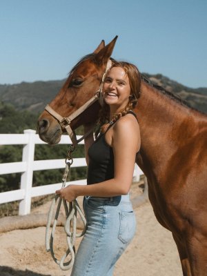 Bailee Madison - black top and jeans 556694862_18531505831022907_4638801336118426867_n.jpg
