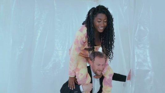 Taskmaster - s13e01 - The Noise That Blue Makes.mkv_20251004_150002.323.jpg