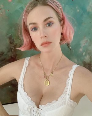 January Jones - Cleavage e856851353321557.jpg