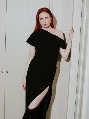 Karen_Gillan_in_a_black_dress_09-12-20250004.jpg