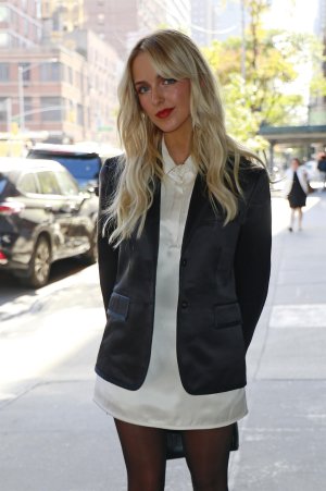 Mckenna Grace outside the TODAY show studio in New York PyuO9EIK_o.jpg