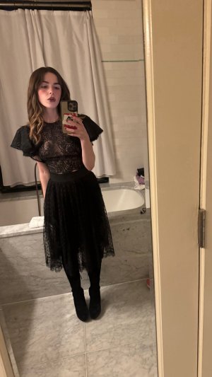 Kiernan Shipka - selfie in black dress ME16TIZ2_o.jpg
