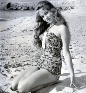 Gillian Hills -M3xos6XmiV1qkjf94o1 0592 0592 0608.jpg