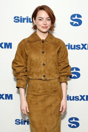 Emma_Stone_at_SiriusXM_s_Town_Hall_with_cast_of_Bugonia_in_New_York_10-20-20250001.jpg