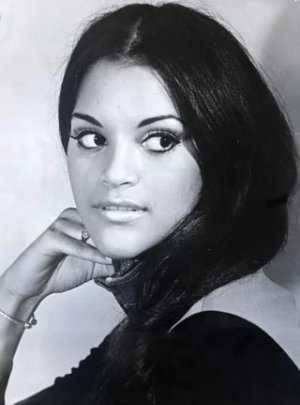 jayne-kennedy-v0-zhdg14m51f9d1.jpeg
