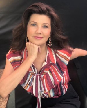 Daphne Zuniga (4).jpg