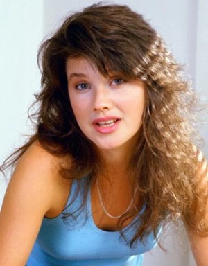 daphne-zuniga-1980s-v0-iqwezzghueyd1.jpeg