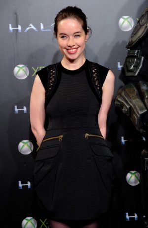 Halo 4 Forward Unto Dawn Madrid premiere - November 5, 2012 abpH1pbn_o.jpg