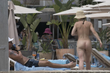 Melissa_Roxburgh_in_Bikini_at_the_beach_in_Barcelona_07-03-2023__2_ fake.png