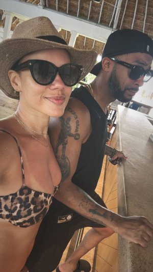 Genelle Williams vacation in matching bikini pics 26.-27.3.2025 iWJqTF8c_o.jpg