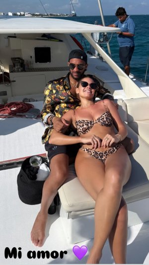 Genelle Williams vacation in matching bikini pics 26.-27.3.2025 jZU5FS8t_o.jpg